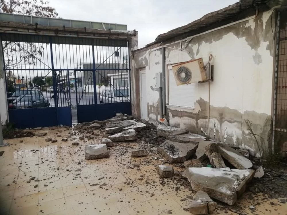 Σοκ! Κατέρρευσε η κεντρική είσοδος στο δημοτικό στάδιο της Κρήτης – Εικόνες